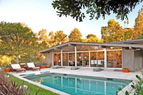 Mod Pool, Mid Century Modern Pool, Poolside Bathroom, Mid Century Pool, Moderne Pools, Modern Miami, Modern Pool, Beverly Hills Houses, Mcm House