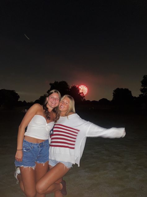 4th Of July Bsf Pics, 4th Of July Outfits Beach, 4th Of July Beach Pictures, 4th Of July Insta Pics, Forth Of July Pictures Ideas, Forth Of July Outfits Aesthetic, 4th Of July Pictures With Friends, Fourth Of July Outfits Aesthetic, 4th Of July Instagram Pictures