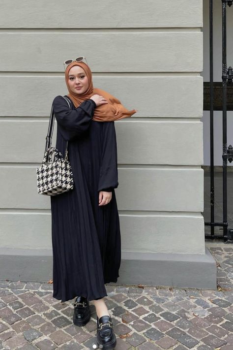 Loafers can mean business and street style at the same time. Here are some of our favorite loafer outfits. #style #ootd #fashion Loafers And A Dress, Loafers With Dress Outfits, Loafers Dress Outfit, Abaya Shoes, Platform Loafers Outfit Street Styles, Loafers And Dress Outfit, Loafers With Dress, Outfit With Loafers, Platform Loafers Outfit