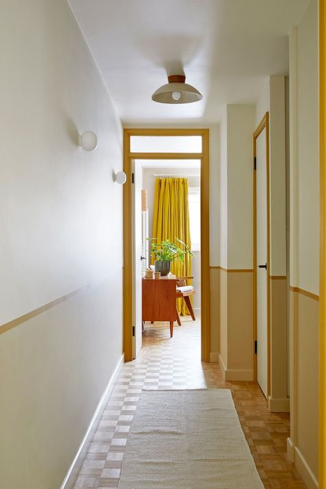 Yellow Trim Interior, Narrow Hallway Paint Colors, Midcentury Hallway, Small Landing Ideas, Bright Hallway Ideas, Corridor Ideas, Yellow Hallway, Bright Hallway, Landing Ideas