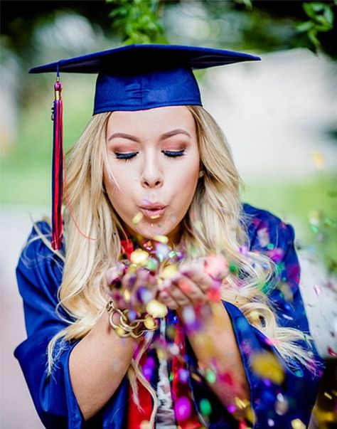 25 Senior Picture Poses That Will Make You Want to Go Back to School Senior Picture Poses, Photography Graduation, Senior Year Pictures, Graduation Pic Ideas, How To Pose For Pictures, Graduation Cap And Gown, Picture Props, College Graduation Pictures, Graduation Picture