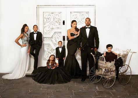 Black Family Photoshoot Picture Ideas Royalty, Luxury Black Family Photoshoot, New Years Photoshoot Family, Royal Family Photoshoot Ideas, Glam Family Photoshoot Christmas, Glam Holiday Photoshoot Family, Family New Year Photo Shoot, New Years Family Photoshoot, Family Photoshoot Christmas