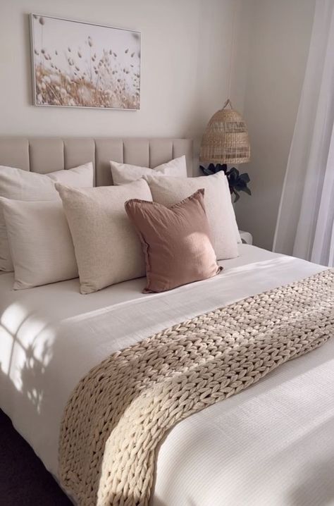 Bedset Idea, Beige Room Bedroom, Nude Bedroom Ideas, Camas Aesthetic, Beige Headboard Bedroom, Cama Aesthetic, Green Cabin, Soft Autumn Color Palette, Autumn Color Palette