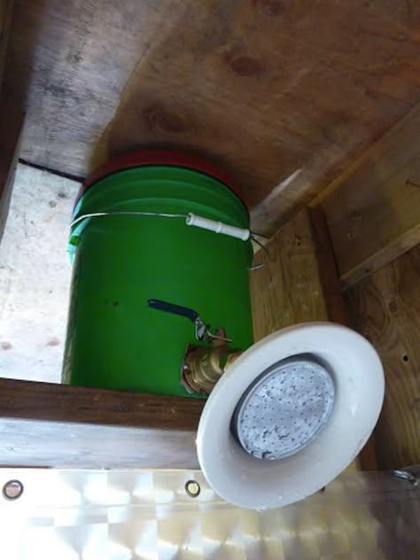 Idea for easy shower for off grid cabin. If you want hot water, fill bucket with water you've heated on the stove or over a campfire. Cabin Shower Ideas, 1000 Lifehacks, Wohne Im Tiny House, Tiny House Swoon, Aquarium Heater, Off Grid Cabin, Camping Shower, Tiny Cabins, Tiny Cabin