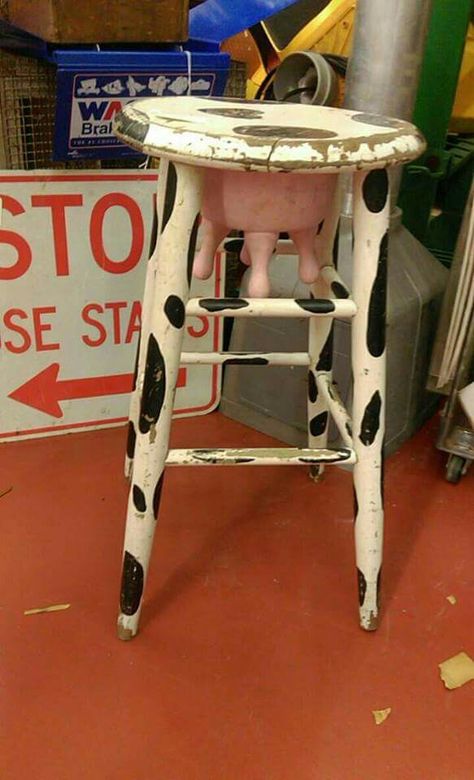 cow stool Wood Cow, Stool Ideas, Jeans And Shoes, Diy Funny, Painting Furniture, Table Stool, Painted Wood, Painting On Wood, Stools