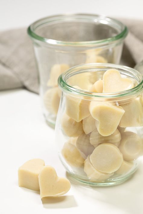 Yellow light treat... Learn to make homemade vegan white chocolate with this easy recipe. Just 6 simple ingredients. Try with figs as replacement sugar Dairy Free White Chocolate, Accidentally Vegan, White Chocolate Recipes, Vegan White Chocolate, Postre Keto, Vegan Candies, Vegan Dark Chocolate, Chocolate Brands, Dairy Products