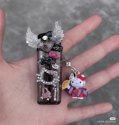 Cart Battery Pen Decorated, Hello Kitty Ideas, Hello Kitty Core, Kitty Ideas, Lighter Art, Custom Lighters, Rhinestone Projects, Cool Lighters, Pretty Pens