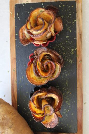 Bacon Potato Onion Flower, Party Ourderves, Bacon Roses, Onion Rolls, Onion Flower, Potato Bacon, Bacon Roll, Potato Slices, Silicone Baking Cups