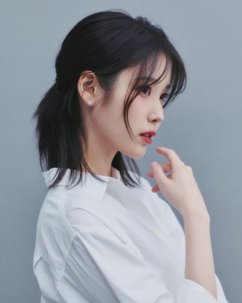 Iu With Short Hair, Iu Ponytail, Iu Short Hair, Iu Pics, Shot Hair, Earth Song, Shot Hair Styles, Many Faces, Beautiful Ladies