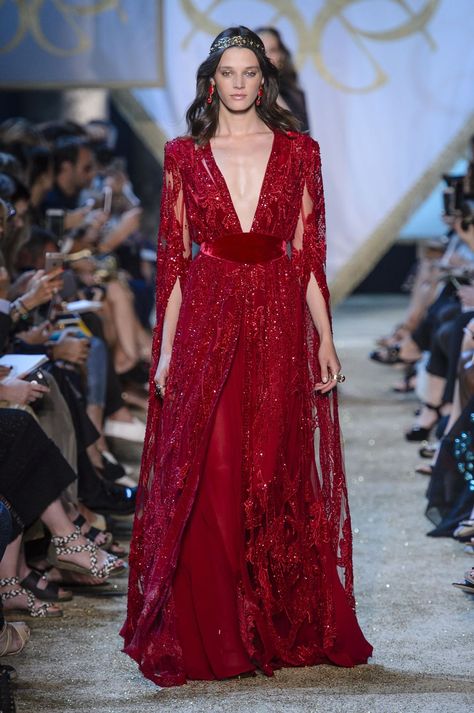 Elie Saab autumn/winter 2017 couture show Elie Saab Haute Couture, Ellie Saab, Elie Saab Fall, Elie Saab Couture, Red Gown, Gareth Pugh, Couture Mode, Lela Rose, Fashion Autumn