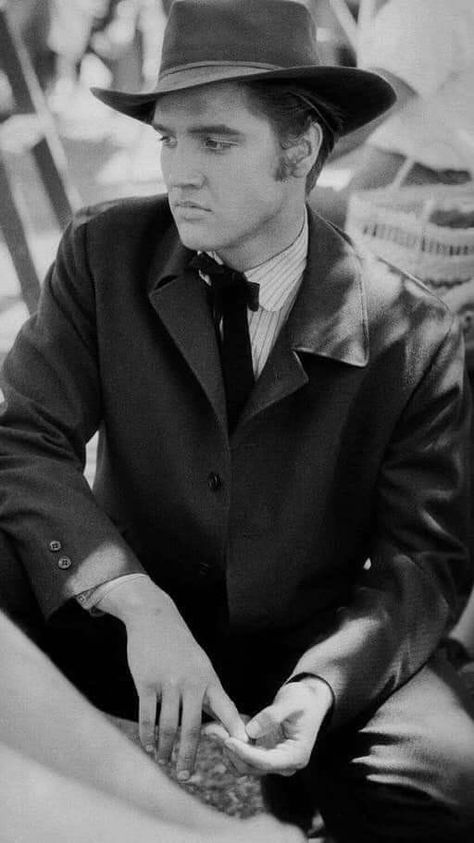 Elvis Love Me Tender, King Elvis Presley, Love Me Tender, Elvis Presley Images, Young Elvis, John Lennon Beatles, Elvis Presley Pictures, Beatles John, Elvis Movies