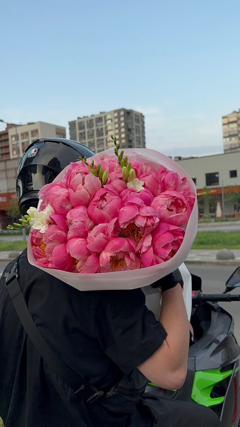 #motoboy #flowers #boyfriend #relationshiptips Man Buying Flowers, Boyfriend With Flowers, Bouquet Of Flowers From Boyfriend, Flowers For Guys, Man Giving Flowers, Genuine Aesthetic, Man Flowers, Boy With Flowers, Flowers For Girlfriend