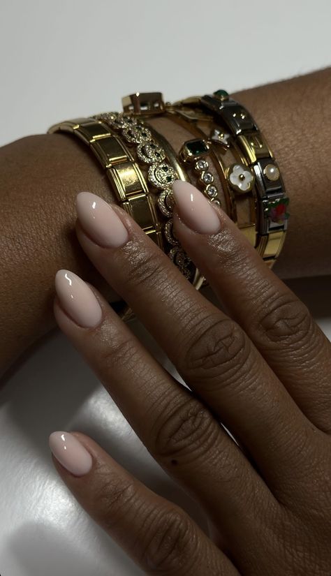 Oval Manicure Ideas, Short Dark Almond Nails, Oval Nails Black Women, Short Stilleto Nails 2024, Clean Almond Nails, Clean Aesthetic Nails, Clean Acrylic Nails, Painted Nails Ideas, Nails Minimal