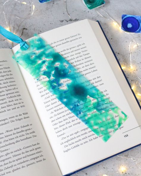 Geschenkidee: Einfache DIY-Lesezeichen mit Wasserfarben basteln Diy Dice, Book Essentials, Creative Bookmarks, Bookmark Craft, Diy Bookmarks, Bookmarks Handmade, Diy Birthday Gifts, Diy Birthday, Xmas Cards