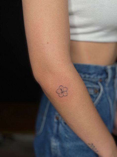 Small Aloha Tattoo, Small Tropical Flower Tattoo, Flores Tattoo Mujer, Delicate Hawaiian Tattoo, Dainty Hawaiian Flower Tattoo, Hawaii Tattoo Small Hawaiian Flowers, Hawaiian Flower Tattoo, Hawaiian Flower Tattoos, Sunflower Tattoos