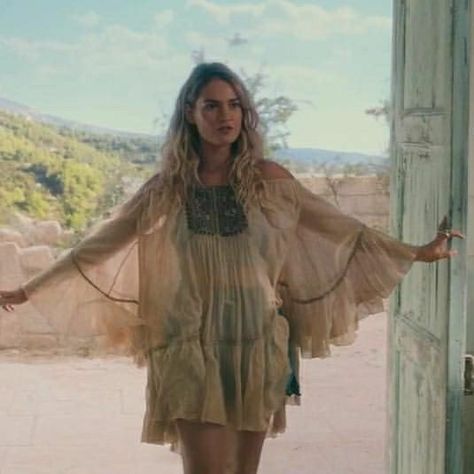 Donna Sheridan Outfits, Young Donna Outfits, Donna Outfits, Donna Sheridan, Outfits 70s, Flowy Shirt, Mia 3, Mama Mia, Hippie Outfits