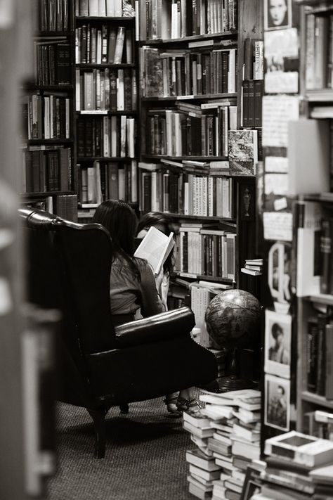 People Reading, Teaching Literacy, 背景 シンプル, Woman Reading, Girl Reading, Comfy Chairs, Home Library, Book Nooks, White Photo