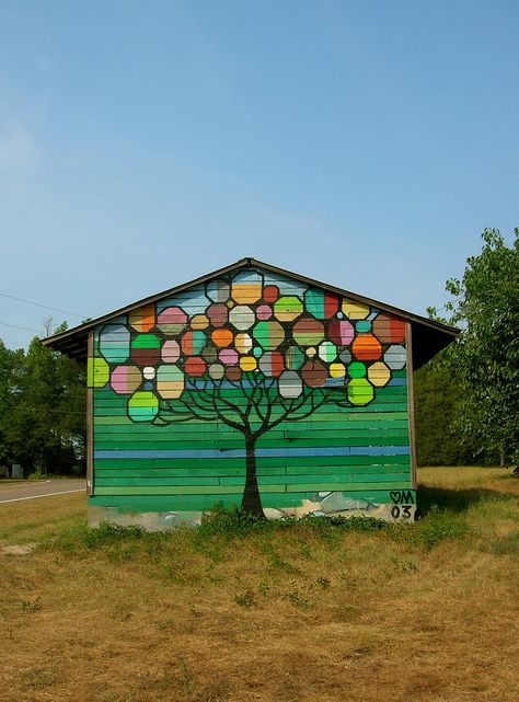 our first stop was at the cluster of 8 barns/houses at the intersection of nickens and red hill roads. Garden Steps Ideas, Mural School, Painted Shed, Garden Fence Art, Art Shed, Garden Mural, Tree Mural, School Murals, Garden Steps