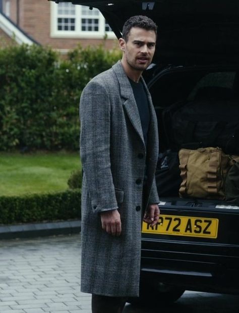 Tartan Grey Tweed Long Coat Worn by Theo James as Eddie Horniman in The Gentlemen The Gentlemen Series Outfits, Theo James Gentleman, Theo James 2024, Theo James The Gentlemen Outfits, The Gentlemen Series, Theo James The Gentlemen, Gentleman Movie, Gentleman Outfit, Spring Outfits Men