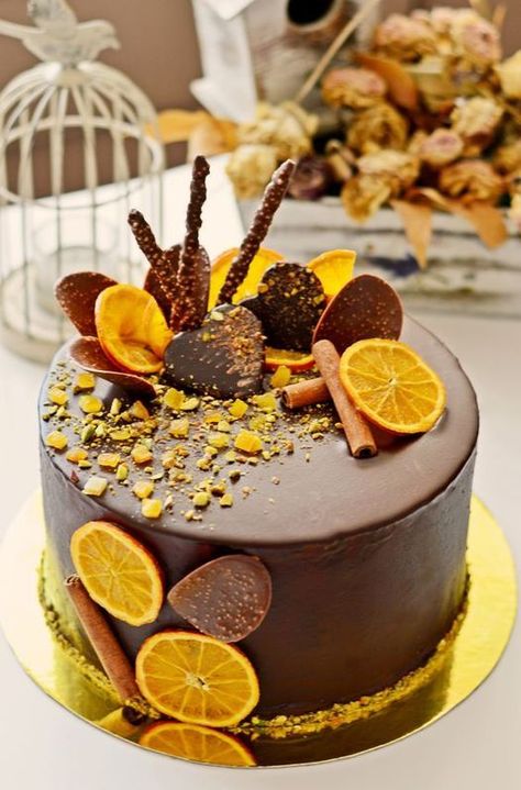 Orange Chocolate Cake Decoration, Orange Cake Decoration Birthdays, Chocolate Orange Birthday Cake, Chocolate Orange Cake Decoration, Cake Decorating With Fruit, Fall Chocolate Cake, Chocolate And Fruit Cake, Cake Decorating Fruit, Orange Cake Design