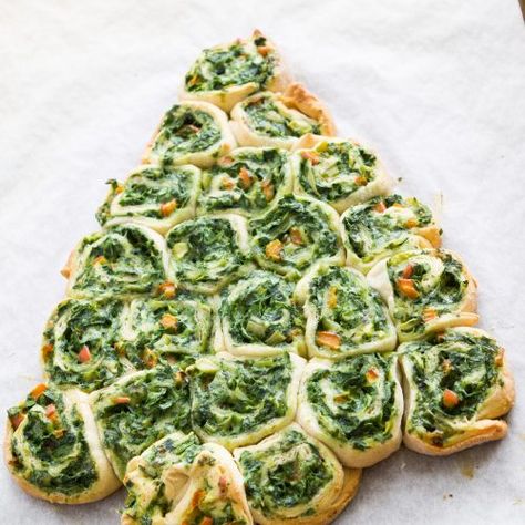 Spinach and Artichoke Christmas Tree Recipe - Mom Spark - Mom Blogger Artichoke Christmas Tree, Spark Recipes, Artichoke Bread, Tree Spinach, Christmas Tree Food, Holiday Party Appetizers, Holiday Lunch, Baked Ricotta, Croissant Dough