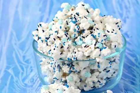 Winter Wonderland White Chocolate Popcorn Frozen Popcorn, White Chocolate Popcorn, Disney Frozen Party, Chocolate Popcorn, Modeling Chocolate, Popcorn Recipes, Frozen Party, Frozen Birthday, Candy Melts