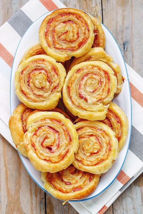 Bacon Puff Pinwheels Recipe — Eatwell101 Bacon Puffs, Bunco Ideas, Curry Puffs, Phyllo Pastry, Puff Pastry Appetizers, Pinwheel Appetizers, Pastry Appetizer, Pinwheel Recipes, Appetizers Easy Finger Food