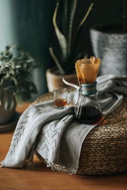 white book page on white wooden over bed table photo – Free Comfort Image on Unsplash Chemex Coffee, Nitro Coffee, Coffee Shot, Coffee Facts, Retro Cafe, Coffee Photos, Coffee Photography, Coffee Pods, Latte Art