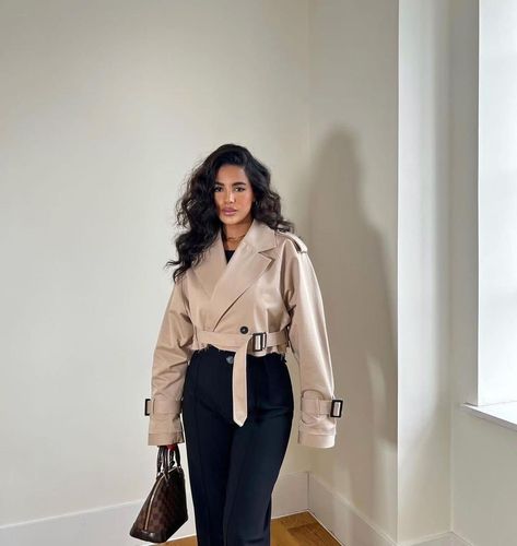 Zara Crop Jacket Outfit, Cropped Cream Jacket Outfit, Styling Cropped Trench Coat, Zara Cropped Trench Coat Outfit, Cropped Trench Coat Outfit, Short Trench Coat Outfit, Crop Trench Coat, Cropped Jacket Outfit, Court Outfit