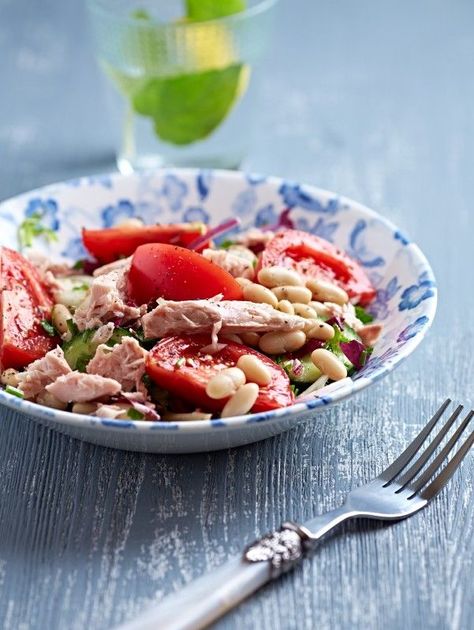 Rustic Tuna and White Bean Salad | As a busy family, we are always looking for healthy, delicious and easy dinners. This recipe makes dinner for four but we routinely double it to get dinner for more or you can half for dinner for one (or two) with leftovers. Tuna White Bean Salad, Tuna And White Bean Salad, Tuna White Bean, White Bean Salad Recipes, Cannellini Bean Salad, Cannellini Bean, Sam Wood, Italian Diet, White Bean Salad