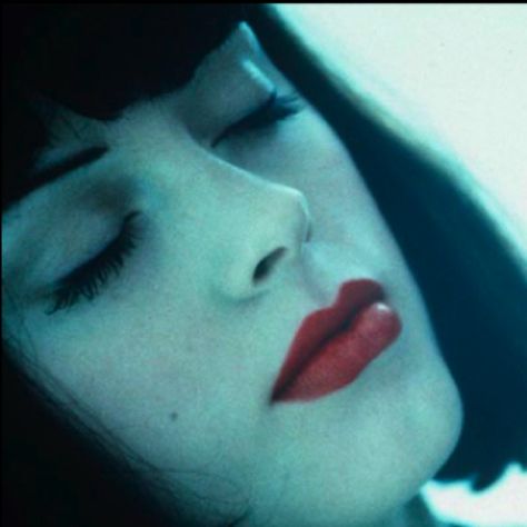 Rose McGowan as Amy Blue in "The Doom Generation" The Doom Generation, Doom Generation, The Doom, Rose Mcgowan, Red Lipstick, Red, Hair, Blue