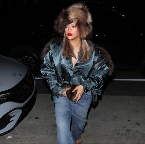 Fur Bucket Hat Outfit, Fur Hat Outfit, Bucket Hat Outfit, Rihanna Love, Flare Jeans Outfit, Retro Hats, Lauren London, Rich Women, Fur Hat