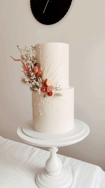 Pearl And Flower Wedding Cake, Dried Flowers Wedding Cake, Dried Flower Wedding Cake, Wedding Cake Dried Flowers, Bakery Names Ideas Unique, Bakery Names Ideas, 30th Birthday Women, Sept Wedding, Pearl Wedding Cake