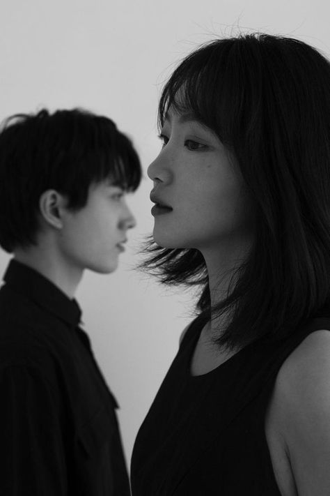 Couple Poses Black And White, Korean Couple Photoshoot, Wedding Photo Studio, Wedding Photoshoot Props, Studio Photography Poses, Pre Wedding Poses, Pose Fotografi, 사진 촬영 포즈, Studio Photoshoot