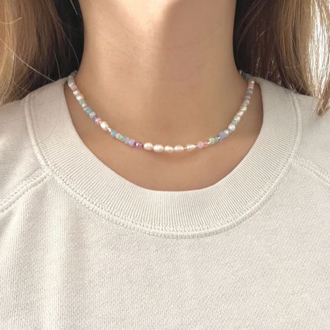 Pink And Blue Beaded Necklace, Pastel Beaded Necklace, Dainty Beaded Necklace, Blue Beads Necklace, Beaded Necklace Outfit, Seed Beads Necklace, Pastel Necklace, Pastel Beads, Pearl Beaded Necklace