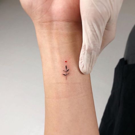 Considering a small wrist tattoo? We have pictures of dozens of tiny wrist tattoos to inspire your next design. Simple Wrist Tattoos, Side Wrist Tattoos, Meaningful Wrist Tattoos, Unique Small Tattoo, Tiny Wrist Tattoos, Tattoos Infinity, Cool Wrist Tattoos, Small Tattoos Simple, Tattoos For Black Skin