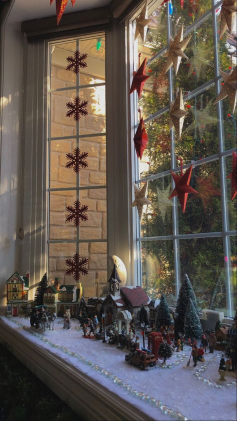 43 Christmas Window Decor Ideas: The Pain-Free Guide Christmas Bay Window Decorations, Bow Window Decor, Bay Window Christmas Decor Ideas, Christmas Bay Window, Bay Window Christmas Decor, Christmas Window Decor Ideas, Christmas Village Ideas, Window Decor Ideas, Christmas Window Decor