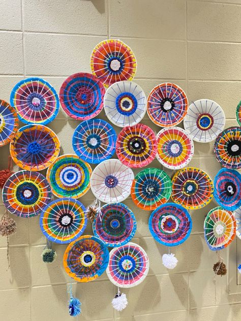 Paper plate, acrylic paints, colourful wool, beads Paper Plate Weaving, Paper Plate Art, Craft Workshop, Dot Day, Art Exhibit, Elementary Art Projects, Crafts Workshop, Magic School, Art Workshop