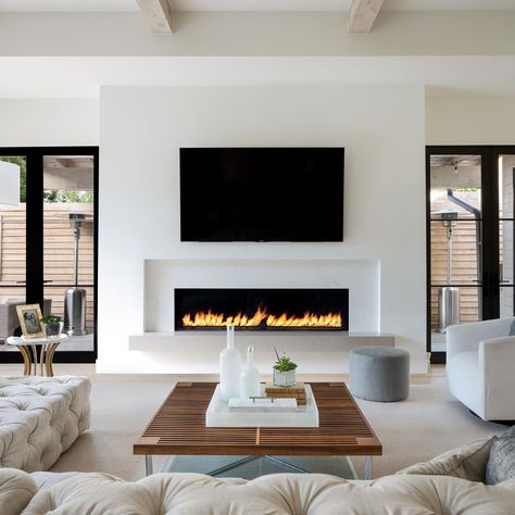 California-modern meets Texas in this absolutely gorgeous Dallas home Contemporary Fireplace Designs, Contemporary Family Room, Minimalistic Interior, Popular Living Room, California Modern, Contemporary Fireplace, Living Room Decor Fireplace, Fireplace Ideas, Home Fireplace