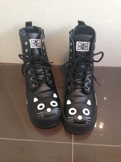 Cat shoes from T.U.K Cat Boots, Black Kitty, Kawaii Shoes, Cat Fashion, Cooler Look, Grunge Goth, Pop Punk, Cat Clothes, Crazy Shoes