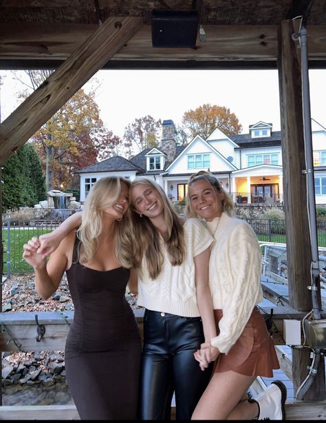 Friendsgiving Aesthetic Outfit, Best Friend Fall Pictures, Friend Pictures Poses Group, Thanksgiving Instagram Story Ideas, Fall Friend Pictures, Fall Pictures Friends, Friends Giving Aesthetic, Friendsgiving Fits, Thanksgiving Poses