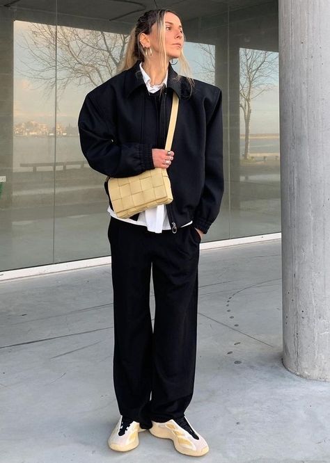 Yeezy 700 V3 Outfit, Yeezy Fits, Yeezy Outfit Women, Sneaker Outfits Women, Yeezy 700, Girl Closet, Formal Outfits, Minimal Chic, Outfit Women