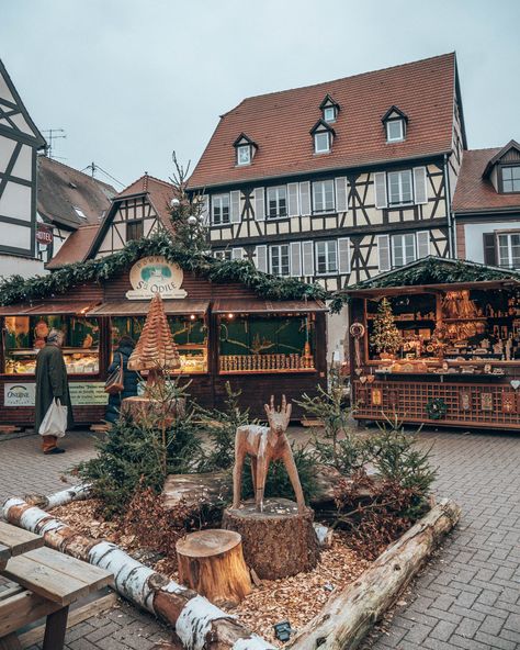 Village Market Aesthetic, Alsace France Christmas, Christmas Fair Decorations, Christmas Market Party, Christmas Market Decor, Party Food Ideas Christmas, Party Snacks Christmas, Christmas Market Aesthetic, Christmas Market Ideas