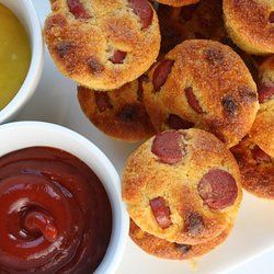 HEALTHY Corndog Muffins: 1 can creamed corn, 2 boxes Jiffy Cornbread Mix and 1 pkg. lean beef or turkey hotdogs. Great with pancake mix and sausage for a quick and easy breakfast too. Dog Muffins, Super Easy Appetizers, Corn Dog Muffins, Corn Dog, Recipe Girl, Corn Dogs, Snacks Für Party, Easy Appetizer Recipes, Mini Muffins