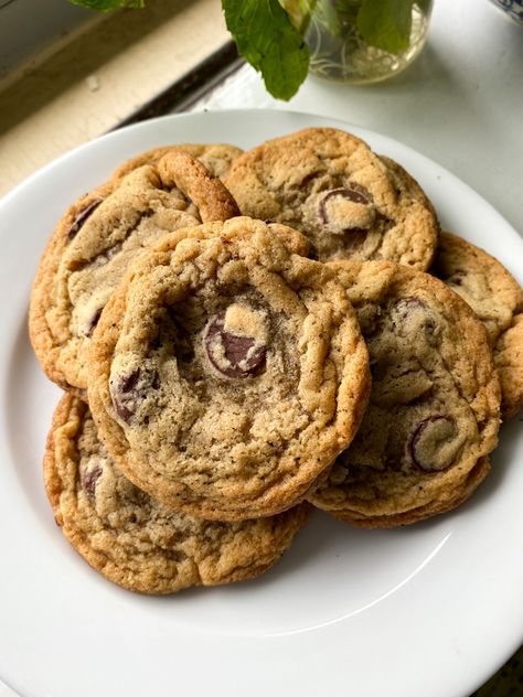 Super soft chocolate chip cookies spiked with Kahlua and coffee! Brown Butter Toffee Chocolate Chip, Cookies And Bars, Toffee Chocolate, Best Cookies Ever, Butter Toffee, Chocolate Toffee, Chocolate Wafers, Ginger Cookies, Cookies Ingredients