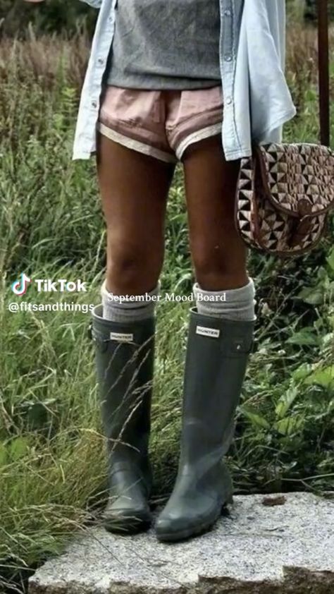 Short Rainboots Outfit, Rain Boots Aesthetic, Hunter Wellies Outfit, Short Hunter Boots Outfit, Low Boots Outfit, Black Hunter Boots Outfit, Rainboot Outfits, Rubber Boots Outfit, Hunter Rain Boots Outfit