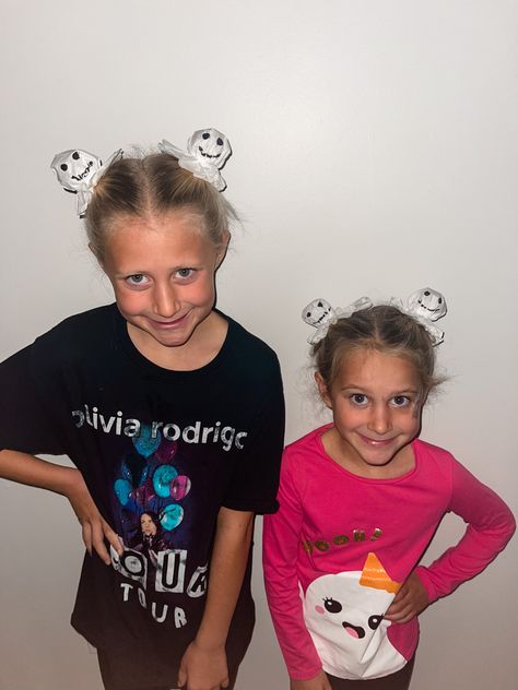 Vampire Hairstyles, Halloween Hair Ideas, Ghost Hair, Ballerina Kids, Halloween Hairstyles, Space Buns, White Ghost, Hair Idea, Ghost Face