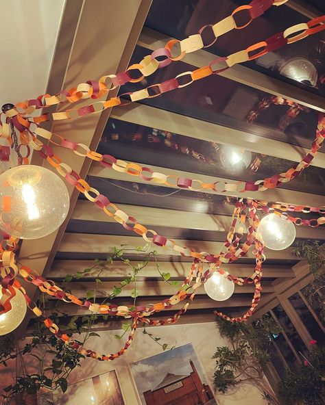 Laura Jackson on Instagram: “Paperchains! Cheap, easy to do and plastic free!!! Decided on maroon, orange and lemon for a festive feel. All you need is; paper,…” Paperchain Christmas, Christmas Paper Chain, Christmas Paper Chains, Laura Jackson, Paper Chain, Orange Paper, Paper Chains, A Glass Of Wine, Oranges And Lemons