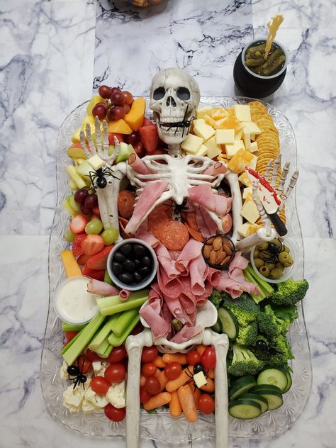 Halloween Buffet Food, Antipasto Board, Themed Charcuterie Board, Buffet Halloween, Halloween Charcuterie Board, Halloween Finger Foods, Halloween Buffet, Halloween Charcuterie, Halloween Party Appetizers