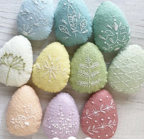 Diy Easter Felt Crafts, Felt Patterns Free Printables, Felt Keychain Diy, Easter Felt Decorations, Easter Felt Crafts, Easter Sewing Projects, Easter Egg Embroidery, Fabric Easter Eggs, Felt Easter Eggs